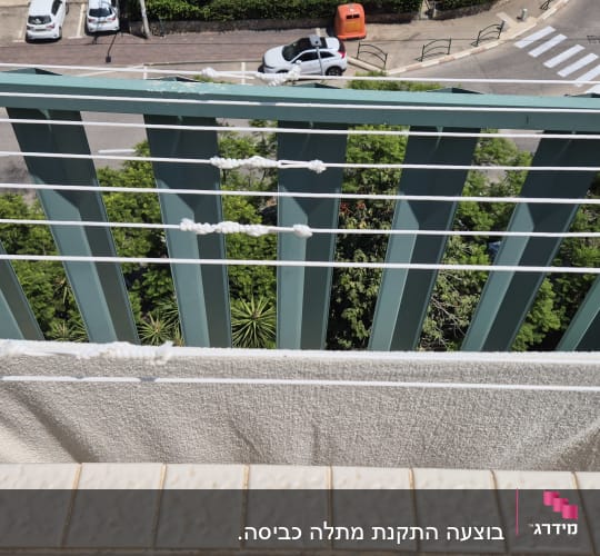 חבלי כביסה עם מגבת תלויה במרפסת
